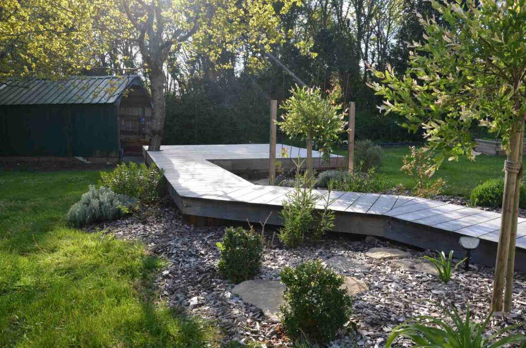 jardin réalisé par capbotanik, paysagiste à Elven ponton terrasse bois naturel
